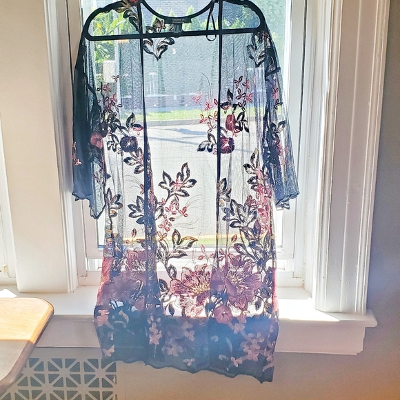 Forever 21 Sweaters - Forever 21 Beautiful embroidered Floral Kimono